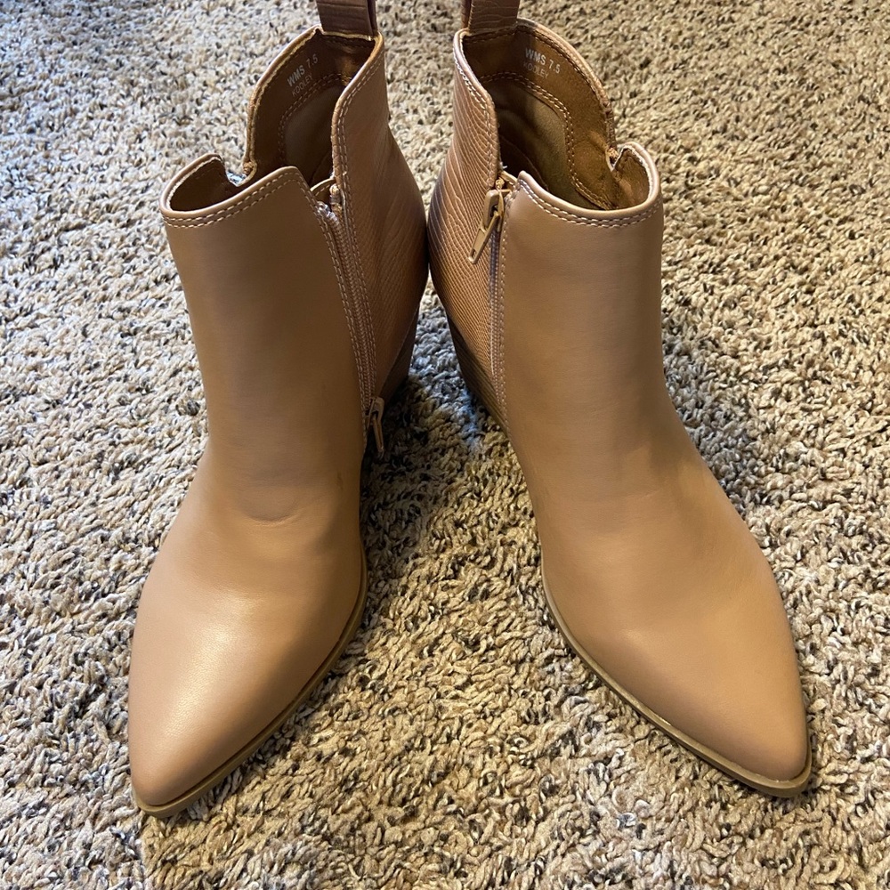 "DOLCE VITA" SZ. 7.5, KOOLEY ANKLE BOOTIES. NWOT. NEVER WORN!